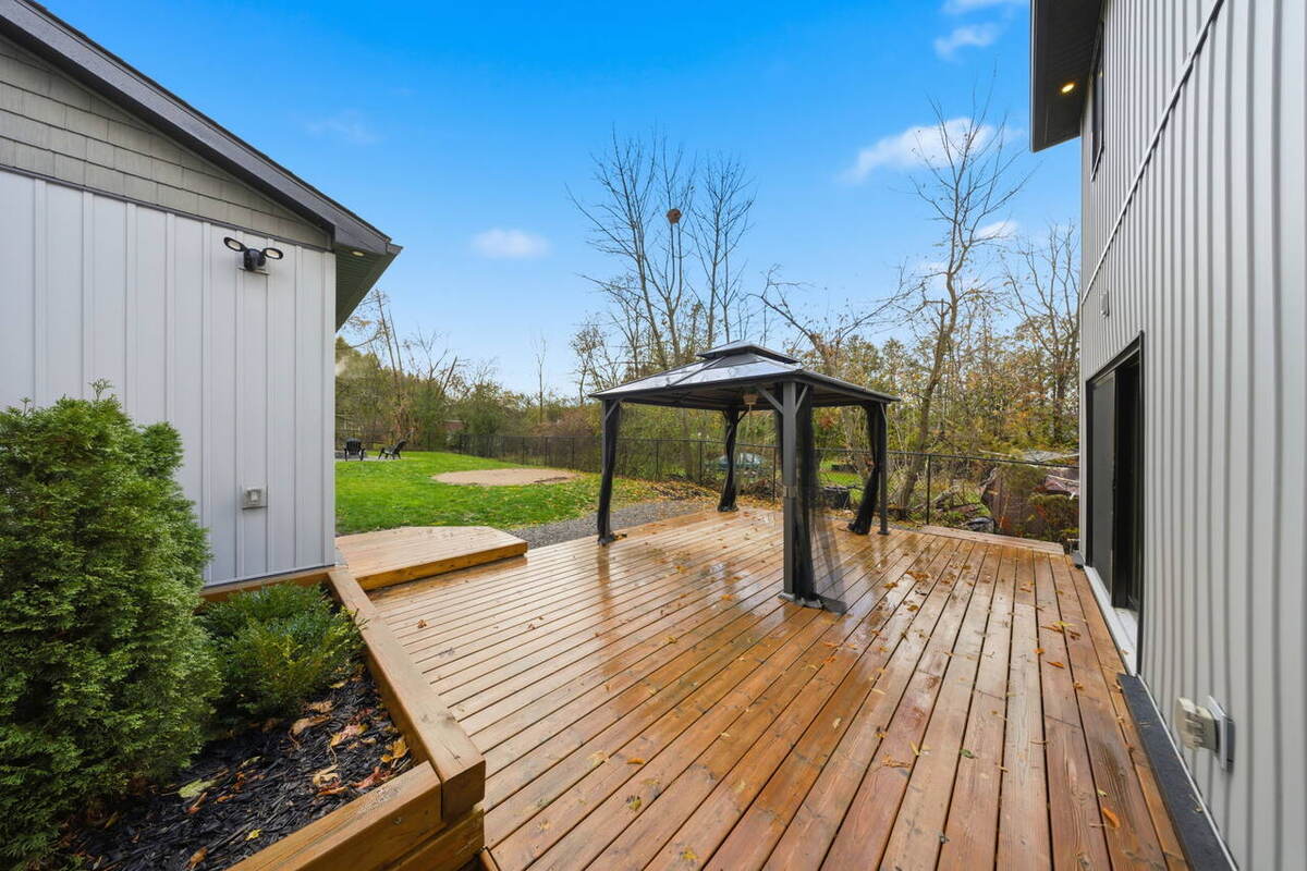 Deck with pergola